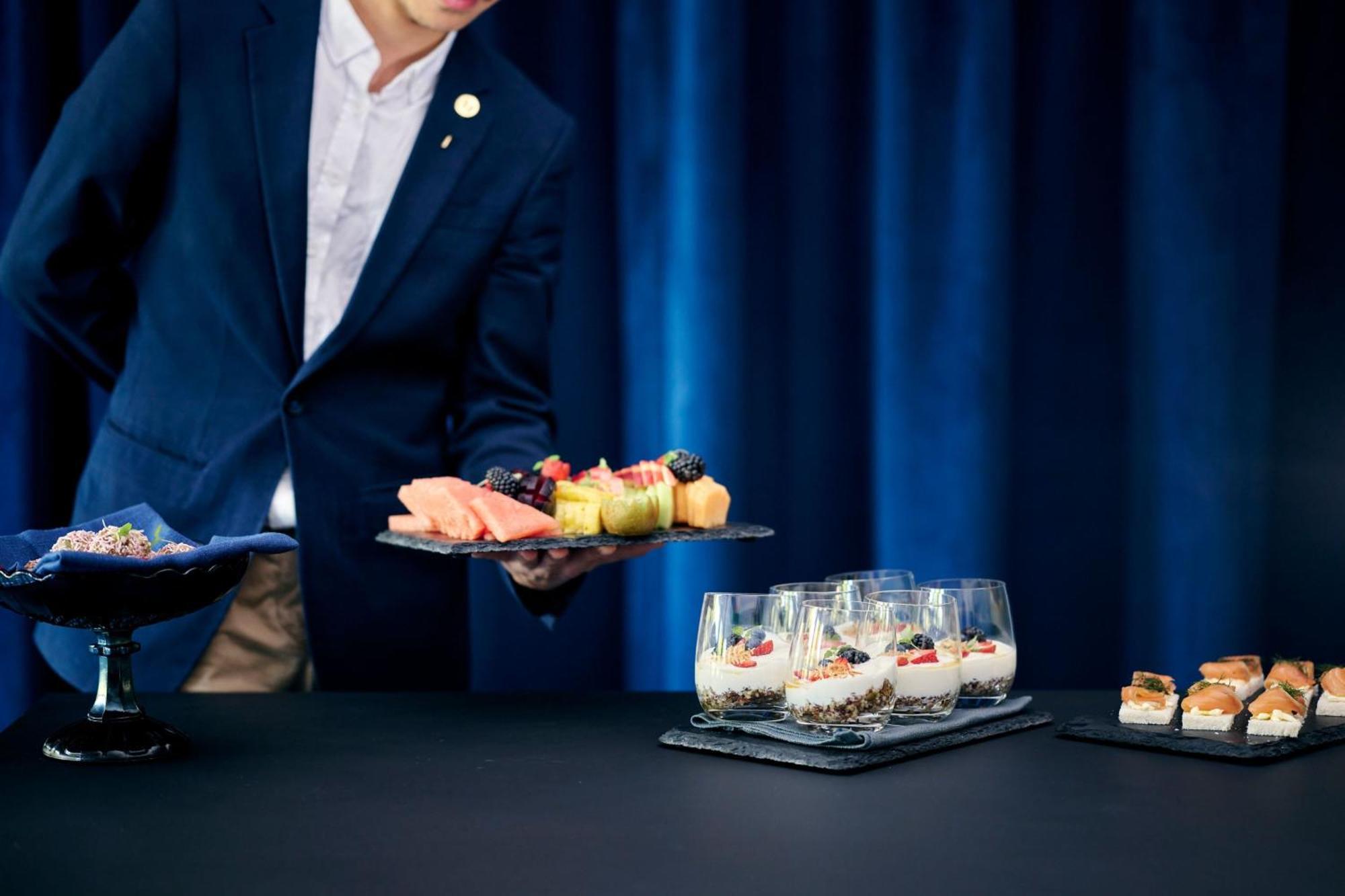 Midnight Hotel, Autograph Collection Canberra Extérieur photo A butler serving food