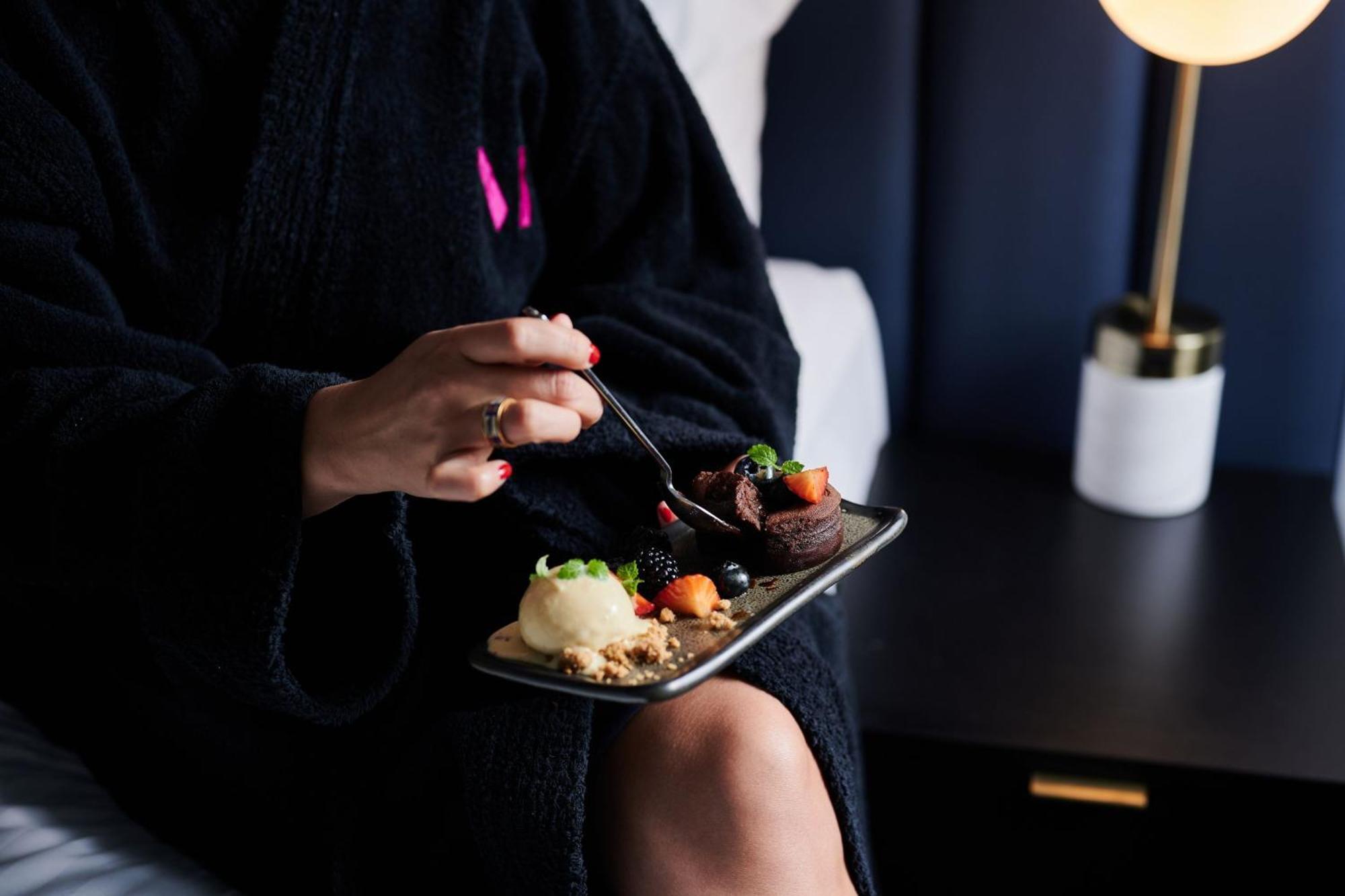 Midnight Hotel, Autograph Collection Canberra Extérieur photo A woman wearing a bathrobe