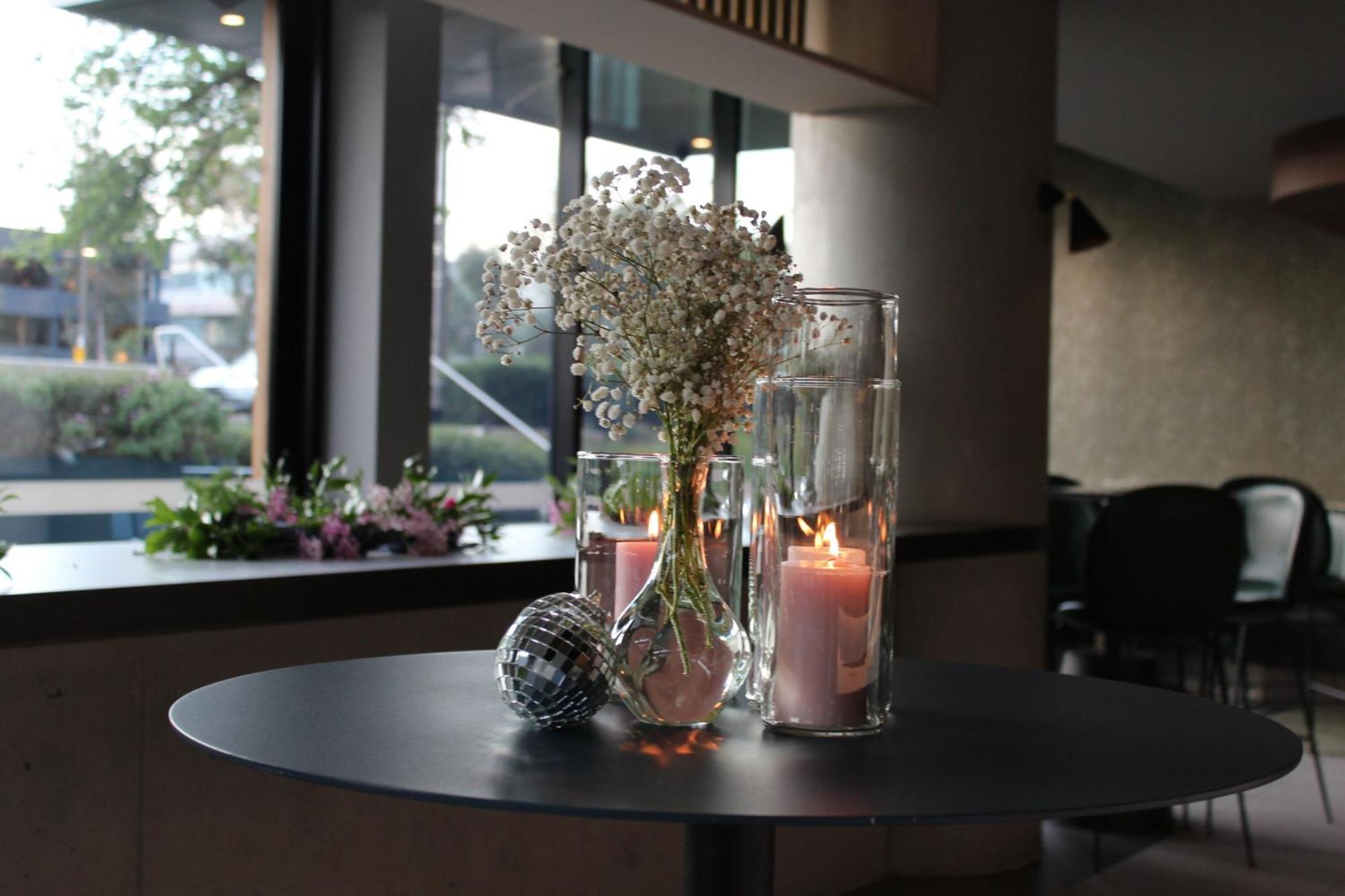 Midnight Hotel, Autograph Collection Canberra Extérieur photo A table with a centerpiece