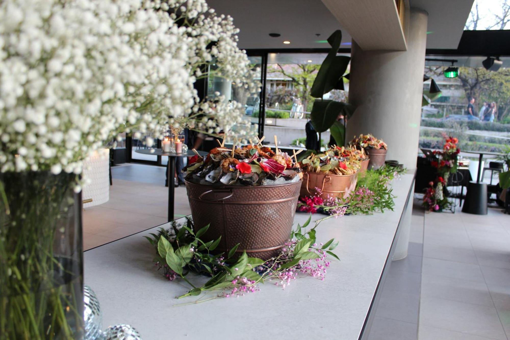 Midnight Hotel, Autograph Collection Canberra Extérieur photo Flower arrangement at the entrance of the hotel