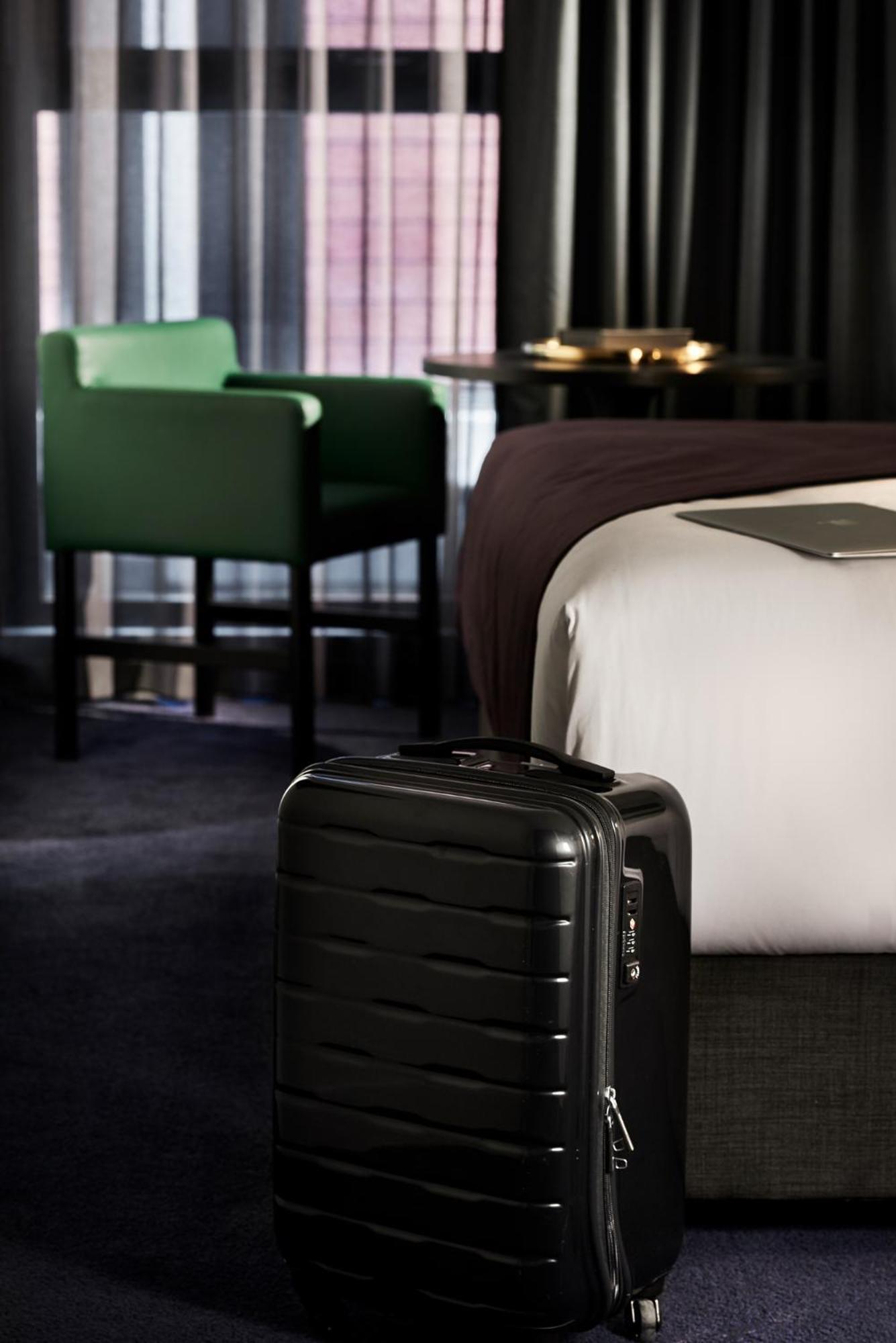 Midnight Hotel, Autograph Collection Canberra Extérieur photo A suitcase